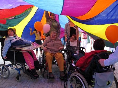 geestelijk lichamelijk gehandicapten mensen met een handicap feest plezier met elkaar de clown en de koffer clown niekie alkmaar noord holland regenboogparachute bbq straat scheveningen